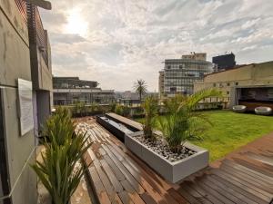 una terraza con plantas en la parte superior de un edificio en Centric Alure Apartments en Ciudad de México