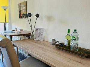 zwei Flaschen Alkohol auf einem Holztisch in der Unterkunft Schönes Apartment in perfekter Lage in Mönchengladbach