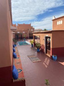 a courtyard of a building with a swimming pool at Auberge Ksar Ait Ben Haddou in Aït Benhaddou