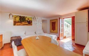 een woonkamer met een houten tafel en een bank bij Cozy Apartment In Mali Losinj With Kitchen in Mali Lošinj