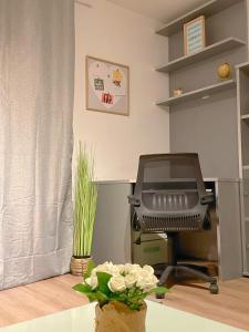 een kantoor met een printer en een vaas met bloemen bij Appart'Bohème *CLIM*PARKING*WIFI*CONFORT in Blagnac