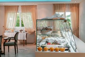 a room with a table and a glass case with oranges at Tresor Sousouras in Hanioti