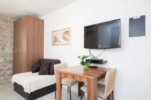 Televízia a/alebo spoločenská miestnosť v ubytovaní Apartments Centrum Split