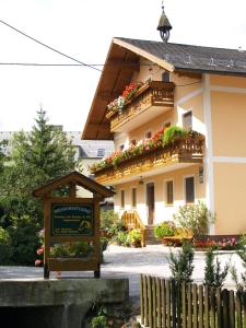 un bâtiment avec un panneau devant lui dans l'établissement Apartments Brunnmeisterhof, à Salzbourg