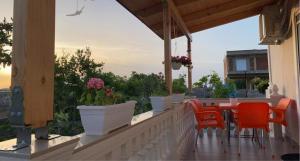 Guest House Narta的阳台或露台