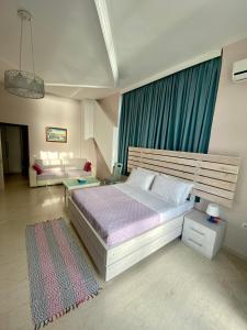 Ліжко або ліжка в номері Saranda Hotel