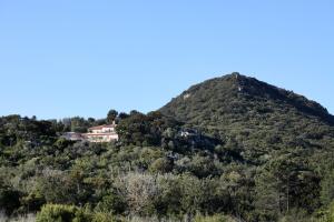 uma casa no topo de uma montanha em RESIDENCE PUNTA SERENA em Bocca del Oro