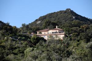ein Haus an der Seite eines Berges in der Unterkunft RESIDENCE PUNTA SERENA in Bocca del Oro