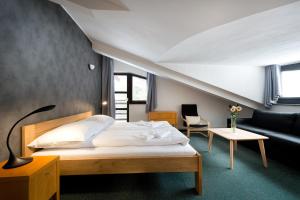 Postel nebo postele na pokoji v ubytování Hotel Bohemia + 37 fotografií
