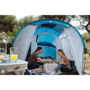 Ein Mann und eine Frau sitzen vor einem Zelt in der Unterkunft camping yaso-guara in Yaso