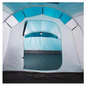 camping yaso-guara في Yaso: خيمة زرقاء وبيضاء مع فتح الباب