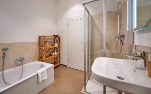 Bilik mandi di Ferienwohnung Sicado Loft +8 gambar