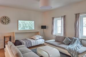 ein Wohnzimmer mit einem Sofa und einem Bett in der Unterkunft Ferienwohnung Sicado Loft in Aschau im Chiemgau