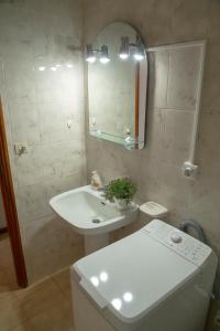 een badkamer met een wastafel en een spiegel en een toilet bij Casa Ramón Acosta in Breña Baja