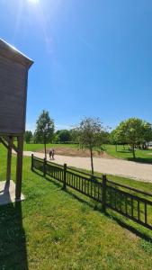 una valla de madera junto a un camino de tierra en Superbe Apt T2 en centre-ville, en Marmande