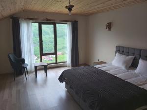 sypialnia z łóżkiem i dużym oknem w obiekcie Alya Teras Otel w mieście Trabzon