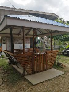 um gazebo com um telhado em cima em Bundal Riverside Room#1 em Itaytay