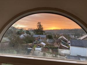 une fenêtre cintrée avec vue sur la ville dans l'établissement Six on Castle, à Tiverton