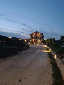 une maison sur un chemin de terre la nuit dans l'établissement SLATKI SNOVI II, à Knin