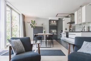 una cucina e un soggiorno con tavolo e sedie di Het Oplaadpunt: bed, bike, hike, 8-12 p. a Diksmuide