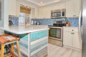 A kitchen or kitchenette at Anglers Cove 602