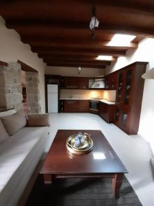 卡米拉里翁的住宿－Villa archontiko，客厅配有桌子和沙发