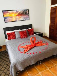 a bedroom with a bed with an octopus on it at Sueños de Amor! Hermoso y Acogedor lugar in Quepos