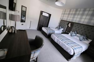 Postel nebo postele na pokoji v ubytování Fife Lodge Hotel