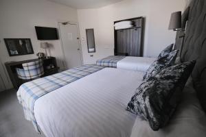 Postel nebo postele na pokoji v ubytování Fife Lodge Hotel