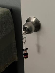una llave colgando de una puerta con un llavero de panda en CASA ATX- Private room and Bathroom in Quiet Neighborhood, en Austin