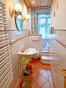 y baño con lavabo y aseo. en Ferienwohnung Spitzsteinblick, en Sachrang