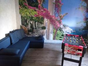 Ferienwohnung Radebeul Self Check-in في راديبول: غرفة معيشة مع أريكة زرقاء وطاولة شطرنج