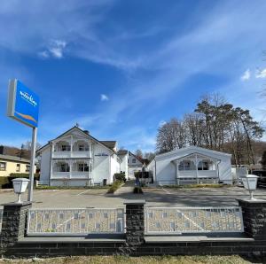 uma casa com um sinal azul em frente em Hotel meerblau em Ostseebad Sellin