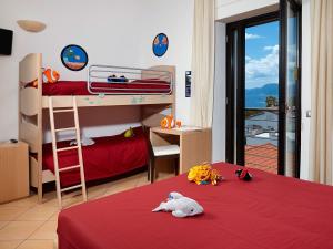 Postel nebo postele na pokoji v ubytování Hotel Cala Luna