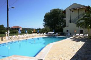 a large swimming pool with chairs and a building at Villa Fondas Roda in Roda