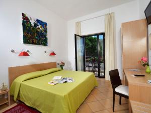 TV a/nebo společenská místnost v ubytování Hotel Cala Luna