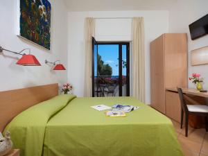 Postel nebo postele na pokoji v ubytování Hotel Cala Luna