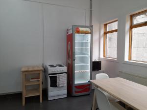 una cucina con un vecchio frigorifero e un piano cottura di Bergistangi Hostel a Norðurfjörður