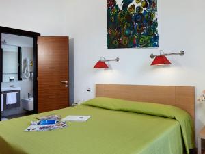 Postel nebo postele na pokoji v ubytování Hotel Cala Luna