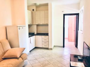 Kuchyň nebo kuchyňský kout v ubytování Rafailovici Holiday Apartments