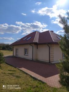 una casa con techo marrón en el césped en Domek Nad Mleczką, en Przeworsk