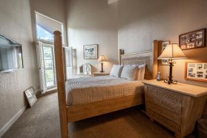 a bedroom with a large bed and a window at Powder Run 2 Bedroom and loft by Lespri Property Management in Park City