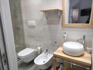 烏賈諾拉基耶薩的住宿－Alicam，一间带水槽、卫生间和镜子的浴室