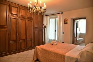 ラ・モッラにあるA CASA DI ANNAのベッドとシャンデリアのある寝室
