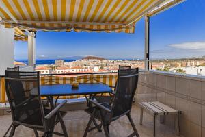 Galeriebild der Unterkunft Blue Yellow Paradise, ocean view in Los Cristianos