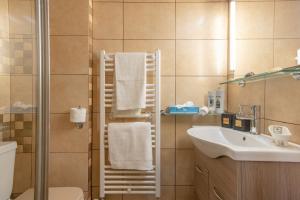 Koupelna v ubytování Flat w. Parking next to Flisvos Marina & SNFCC + 18 fotografií