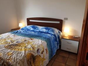 una camera con un letto e due comodini con lampade di Feel Beachouse a Montesilvano