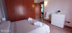 1 dormitorio con 1 cama con 2 toallas en Garda View Apartment, en Cavalcaselle