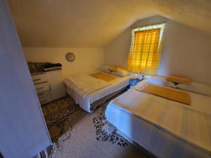 Postelja oz. postelje v sobi nastanitve Privatni smještaj Kurtalija