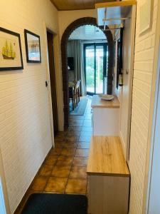 - un couloir d'une maison avec une arche et une table dans l'établissement Ferienhaus an der Küste im Luftkurort Hage, à Hage